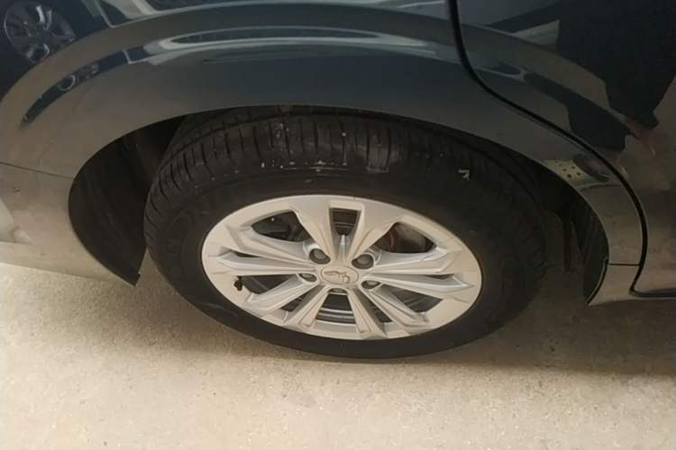 Used Wuling Jiachen 2022 1.5T CVT Smart Luxury Version Right Rear Wheel Hub