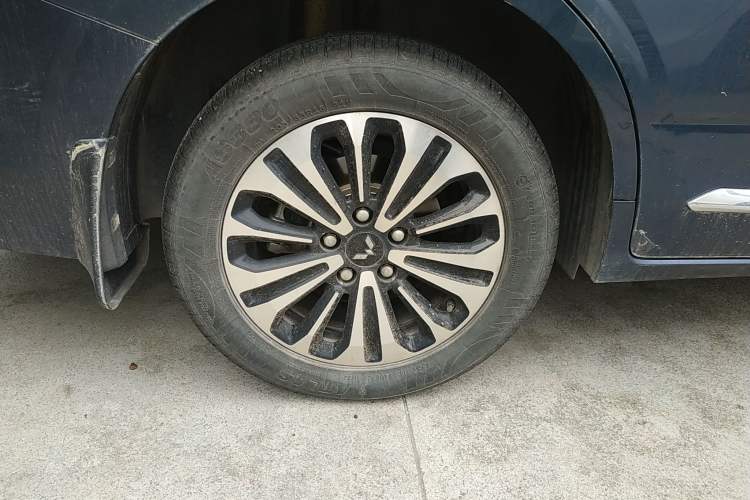 Used Wuling Jiachen 2022 1.5T CVT Deluxe Flagship Edition Right Rear Wheel Hub