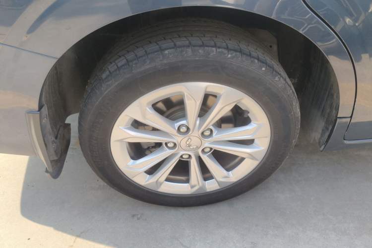 Used Wuling Jiachen 2022 1.5L Manual Comfort Edition Right Rear Wheel Hub