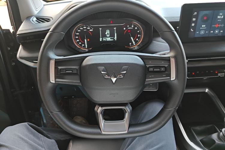Used Wuling Jiachen 2022 1.5L Manual Comfort Edition Steering Wheel