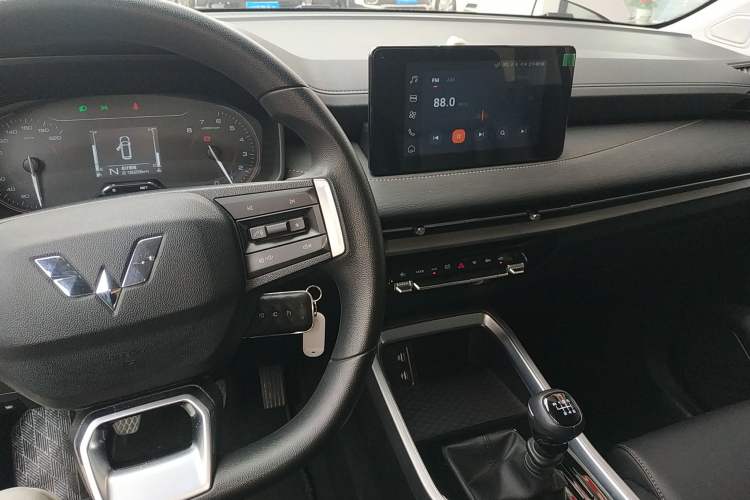 Used Wuling Jiachen 2022 1.5L Manual Light Comfort Edition Center Console