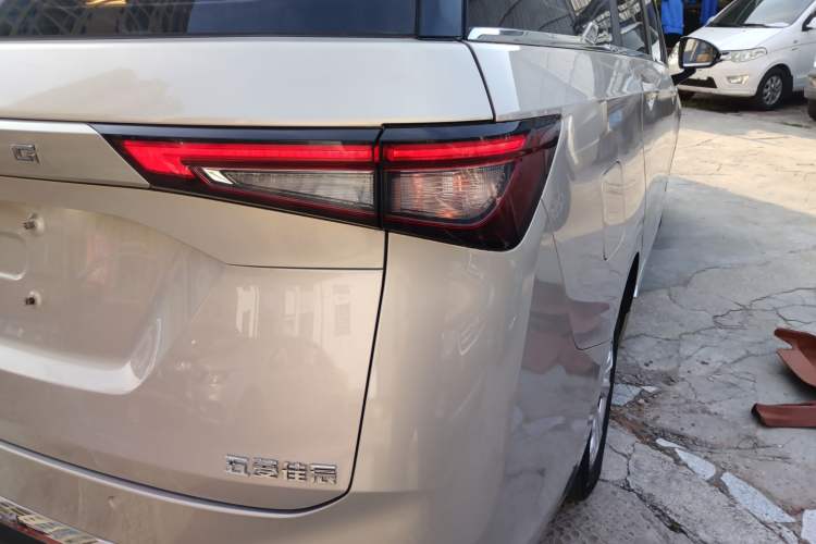 Used Wuling Jiachen 2022 1.5L Manual Comfort Edition Exterior 3