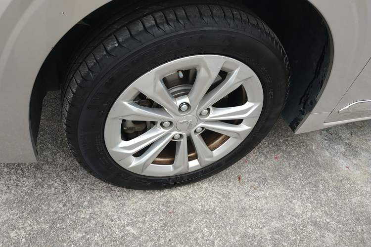 Used Wuling Jiachen 2022 1.5L Manual Light Comfort Edition Exterior 4