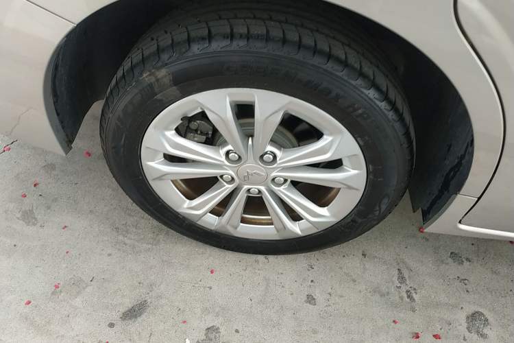 Used Wuling Jiachen 2022 1.5L Manual Light Comfort Edition Exterior 5
