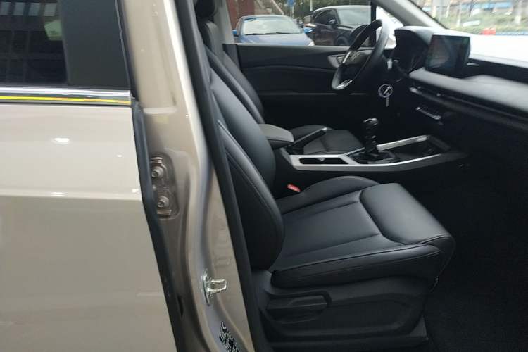 Used Wuling Jiachen 2022 1.5L Manual Light Comfort Edition Right Front Seat