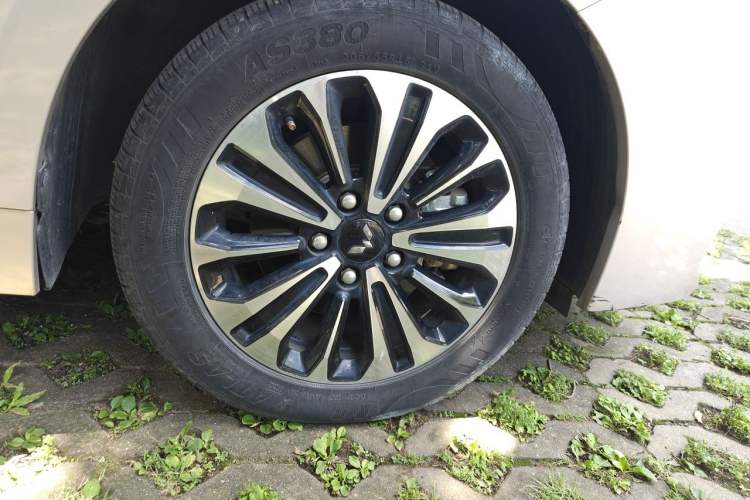 Used Wuling Jiachen 2022 1.5T CVT Deluxe Flagship Edition Right Front Wheel Hub