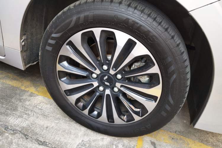 Used Wuling Jiachen 2022 1.5T CVT Deluxe Flagship Edition Right Front Wheel Hub