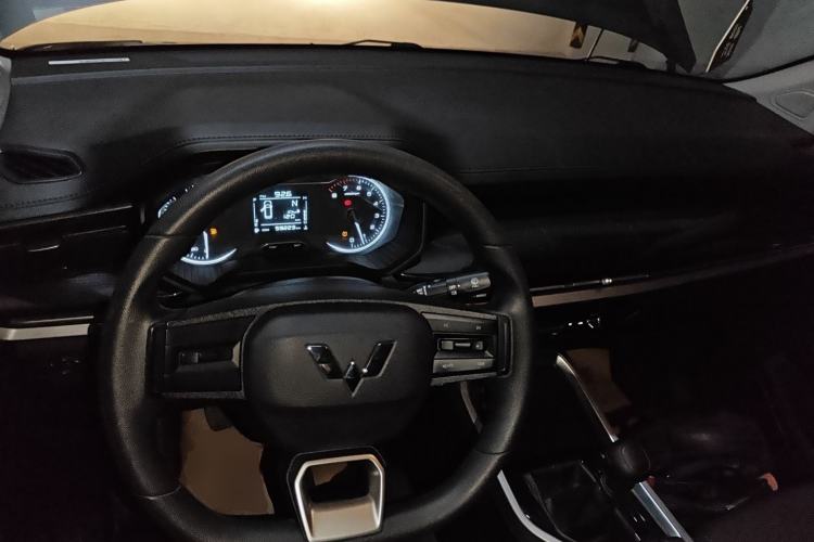 Used Wuling Jiachen 2022 1.5L Manual Enjoyment Elite Model Center Console