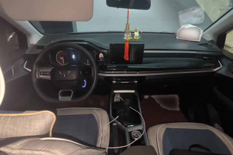 Used Wuling Jiachen 2022 1.5L Manual Enjoyment Elite Model Center Console