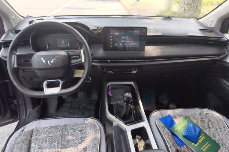 Used Wuling Jiachen 2022 1.5T Manual Comfort & Dynamic Version Center Console