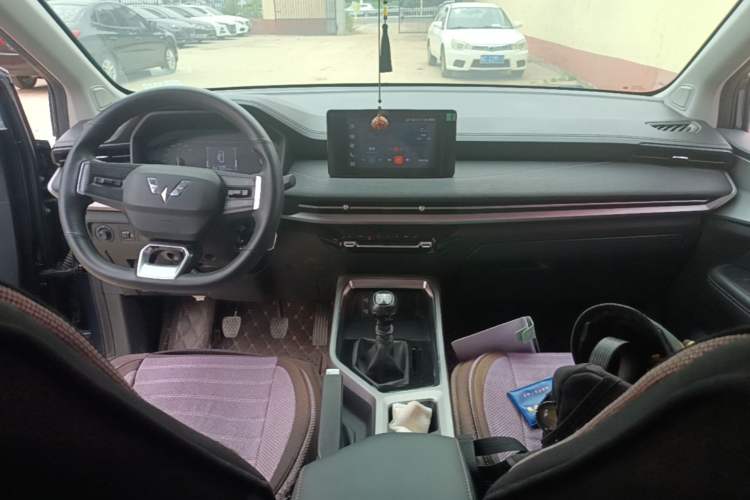 Used Wuling Jiachen 2022 1.5L Manual Light Comfort Edition Center Console