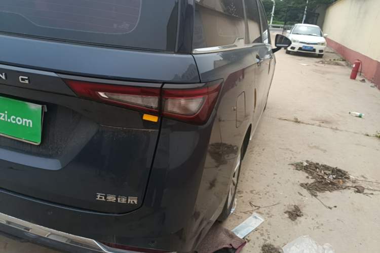 Used Wuling Jiachen 2022 1.5L Manual Light Comfort Edition Exterior 3