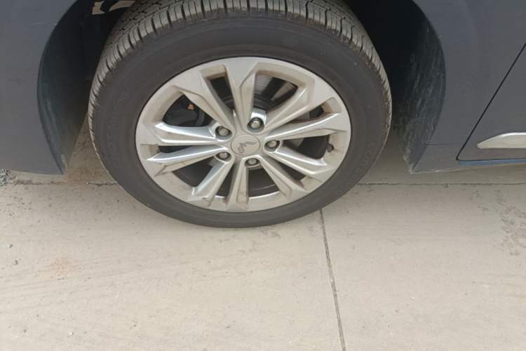 Used Wuling Jiachen 2022 1.5L Manual Light Comfort Edition Exterior 4