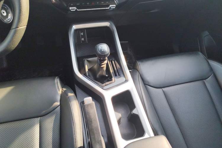 Used Wuling Jiachen 2022 1.5T Manual Light Enjoyment Dynamic Version Gear Lever