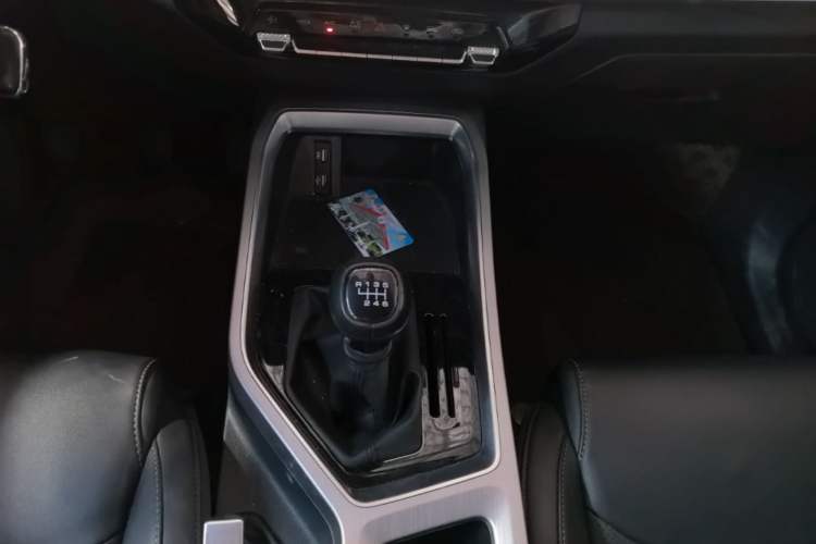 Used Wuling Jiachen 2022 1.5T Manual Light Enjoyment Dynamic Version Gear Lever