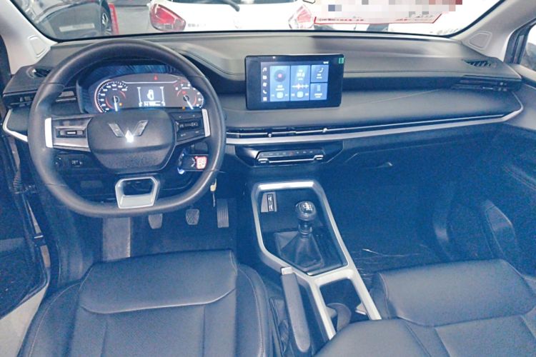 Used Wuling Jiachen 2022 1.5T Manual Light Enjoyment Dynamic Version Interior 2