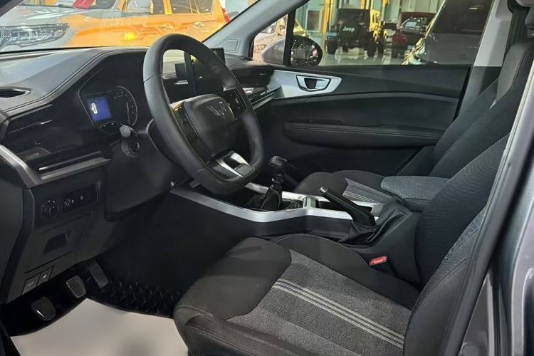 Used Wuling Jiachen 2022 1.5L Manual Enjoyment Elite Model Interior 2