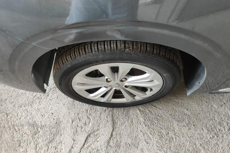 Used Wuling Jiachen 2022 1.5L Manual Comfort Edition Left Front Wheel Hub