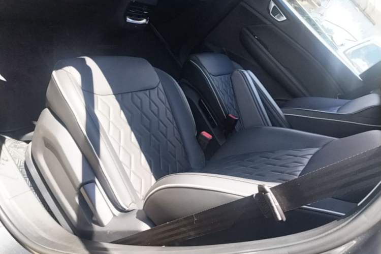 Used Wuling Jiachen 2022 1.5T CVT Deluxe Flagship Edition Left Rear Seat