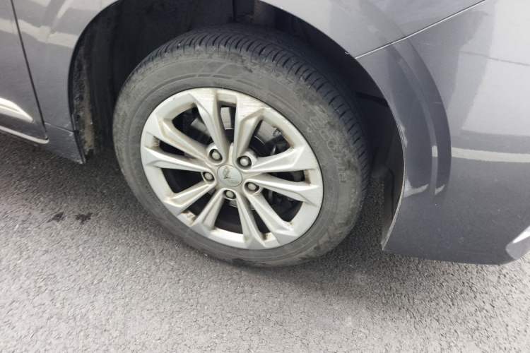 Used Wuling Jiachen 2022 1.5L Manual Comfort Edition Right Front Wheel Hub