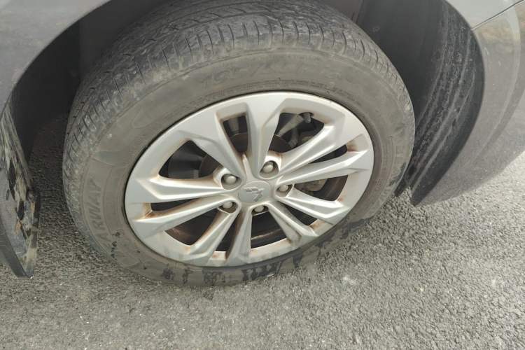 Used Wuling Jiachen 2022 1.5L Manual Comfort Edition Right Front Wheel Hub