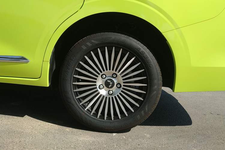 Used Wuling Jiachen 2022 1.5T CVT Deluxe Flagship Edition Left Rear Wheel Hub