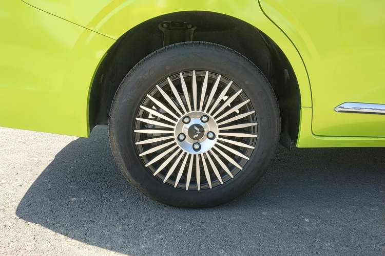 Used Wuling Jiachen 2022 1.5T CVT Deluxe Flagship Edition Right Rear Wheel Hub