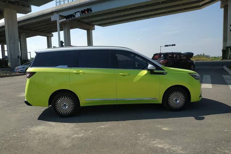 Used Wuling Jiachen 2022 1.5T CVT Deluxe Flagship Edition Right Side