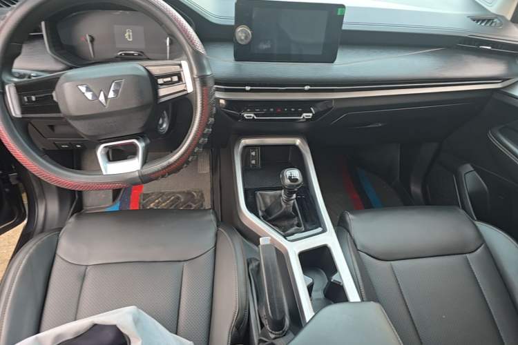 Used Wuling Jiachen 2022 1.5T Manual Light Enjoyment Dynamic Version Center Console