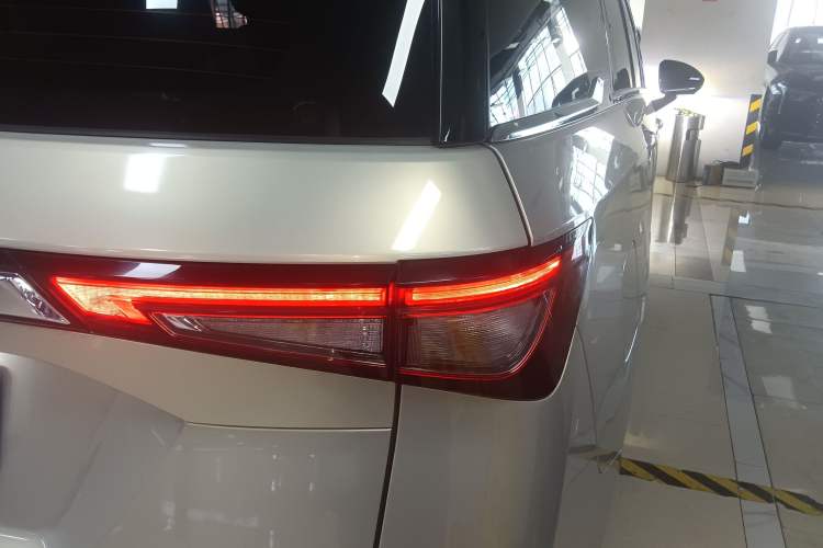 Used Wuling Jiachen 2022 1.5T CVT Deluxe Flagship Edition Exterior 6