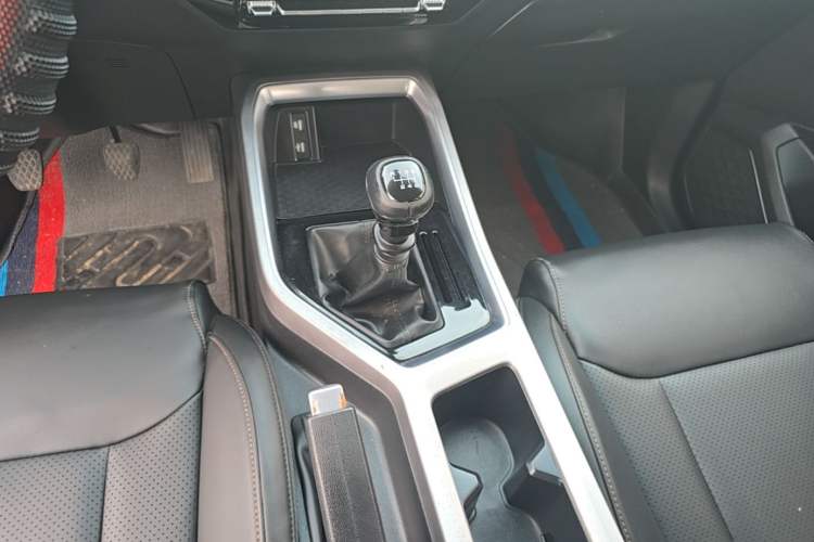 Used Wuling Jiachen 2022 1.5T Manual Light Enjoyment Dynamic Version Gear Lever