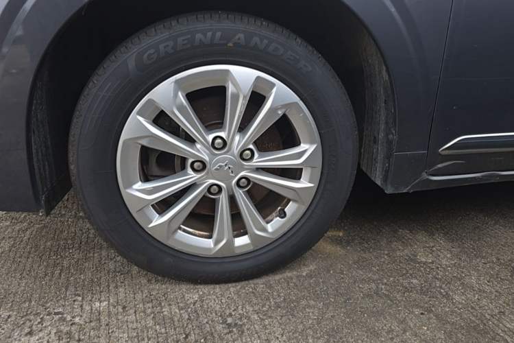 Used Wuling Jiachen 2022 1.5T Manual Light Enjoyment Dynamic Version Left Front Wheel Hub