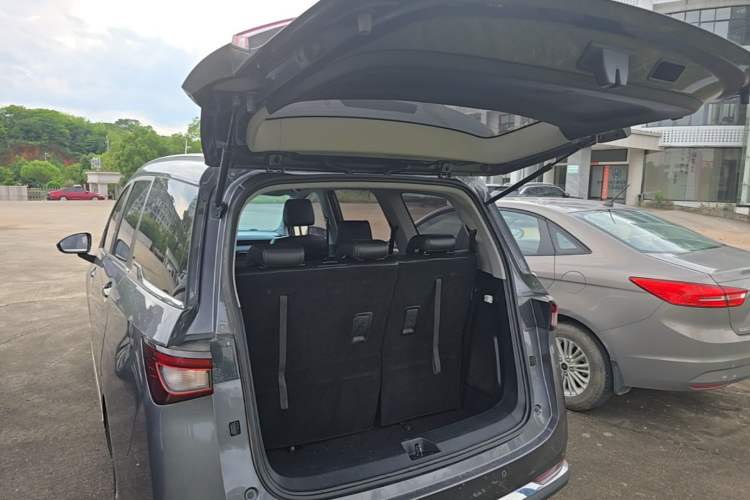 Used Wuling Jiachen 2022 1.5T Manual Light Enjoyment Dynamic Version Trunk