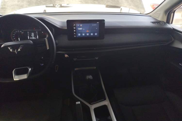 Used Wuling Jiachen 2022 1.5T Manual Comfort & Dynamic Version Audio And AC Panel