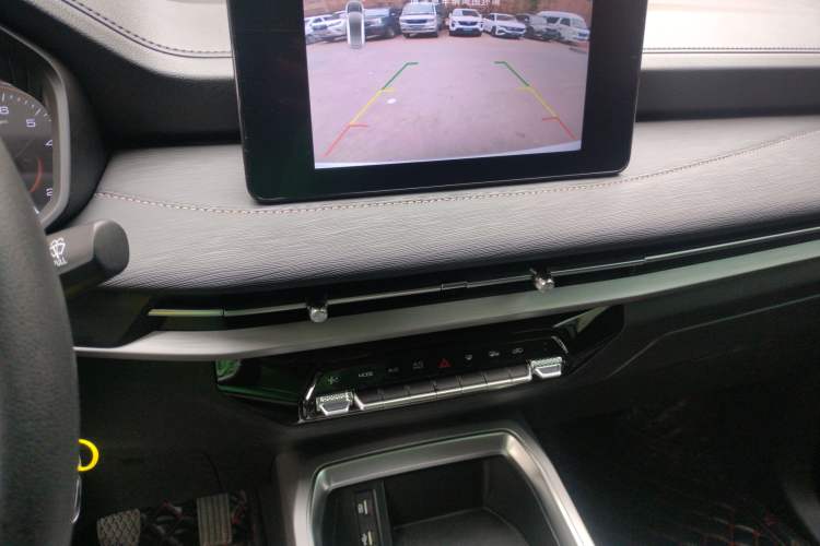 Used Wuling Jiachen 2022 1.5T Manual Comfort & Dynamic Version Audio And AC Panel