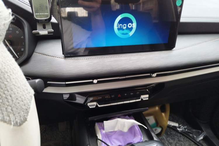 Used Wuling Jiachen 2022 1.5T CVT Smart Luxury Version Audio And AC Panel