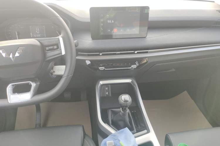 Used Wuling Jiachen 2022 1.5L Manual Comfort Edition Audio And AC Panel