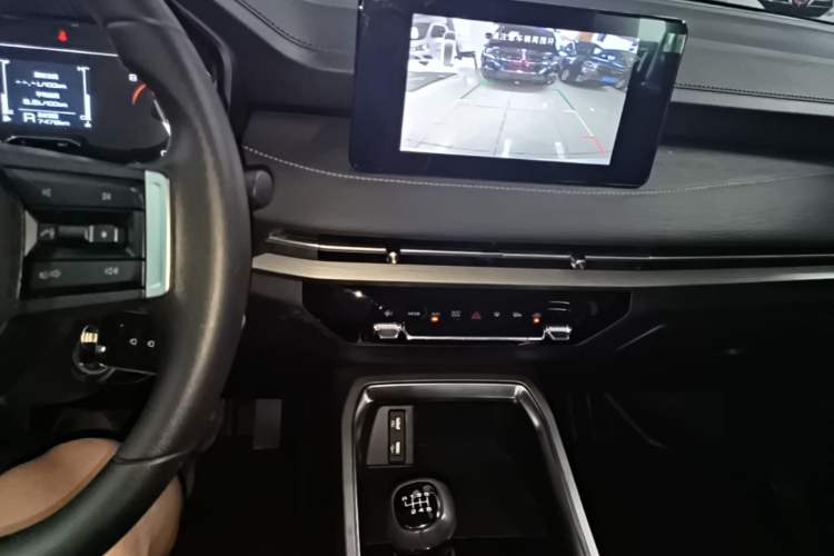 Used Wuling Jiachen 2022 1.5L Manual Comfort Edition Audio And AC Panel