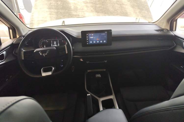 Used Wuling Jiachen 2022 1.5T Manual Comfort & Dynamic Version Center Console