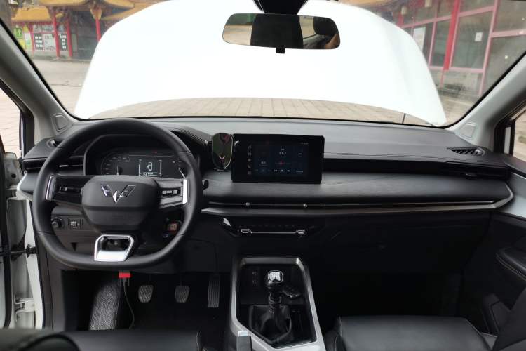 Used Wuling Jiachen 2022 1.5T Manual Light Enjoyment Dynamic Version Center Console
