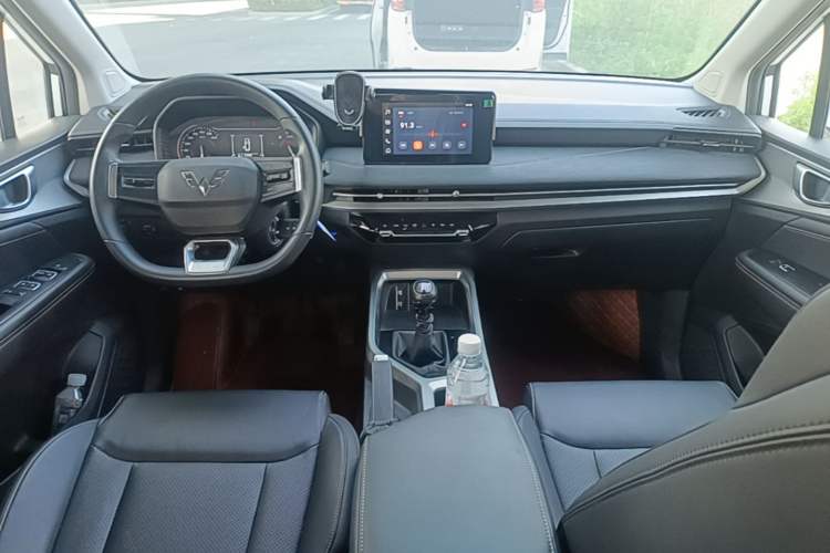 Used Wuling Jiachen 2022 1.5L Manual Light Comfort Edition Center Console