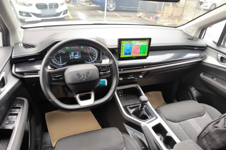 Used Wuling Jiachen 2022 1.5L Manual Enjoyment Elite Model Center Console
