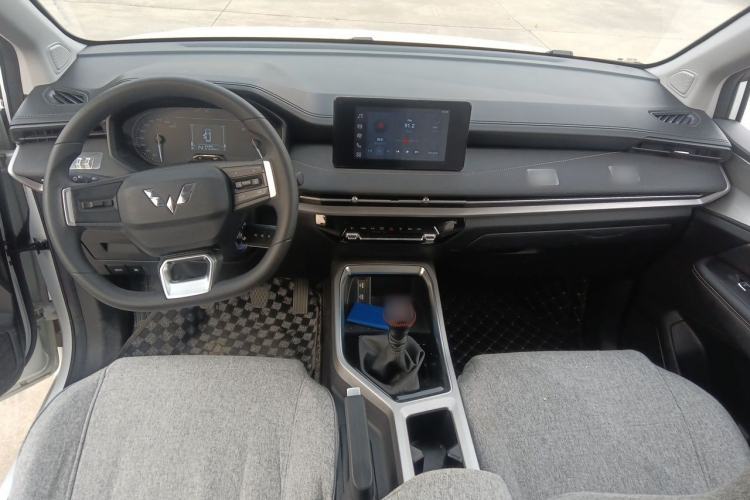 Used Wuling Jiachen 2022 1.5L Manual Comfort Edition Center Console