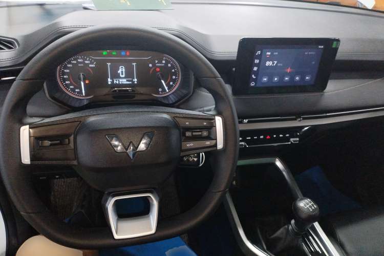 Used Wuling Jiachen 2022 1.5L Manual Comfort Edition Center Console