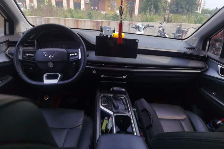 Used Wuling Jiachen 2022 1.5T CVT Smart Luxury Version Center Console
