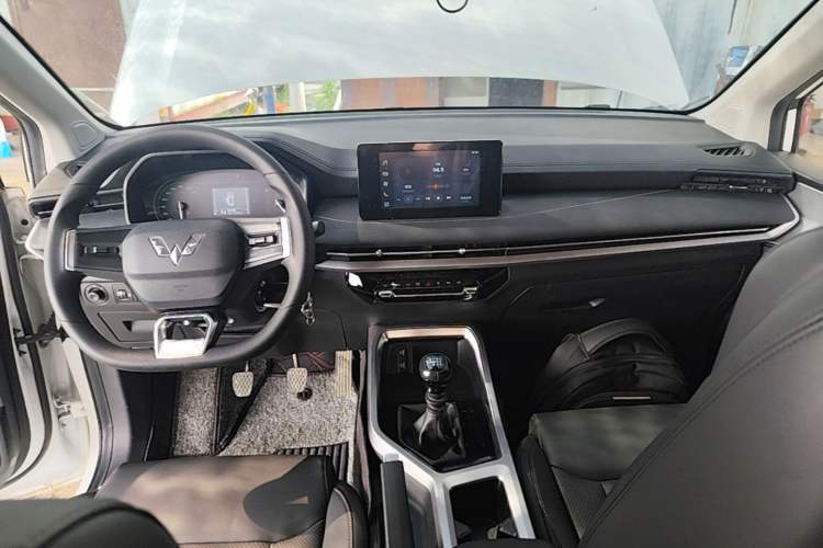 Used Wuling Jiachen 2022 1.5T Manual Light Enjoyment Dynamic Version Center Console