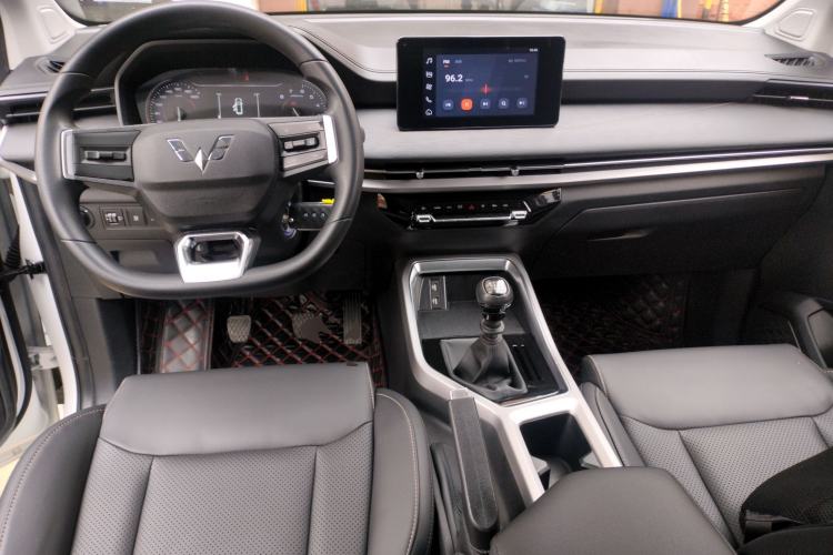 Used Wuling Jiachen 2022 1.5T Manual Comfort & Dynamic Version Center Console