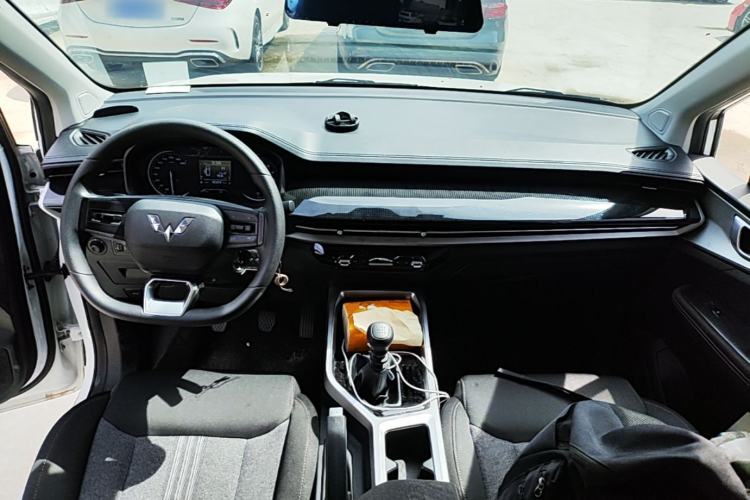 Used Wuling Jiachen 2022 1.5L Manual Enjoyment Elite Model Center Console