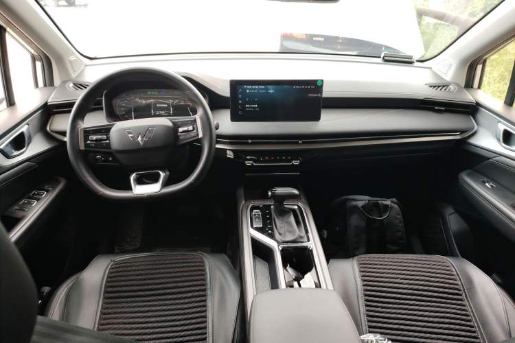 Used Wuling Jiachen 2022 1.5T CVT Smart Luxury Version Center Console