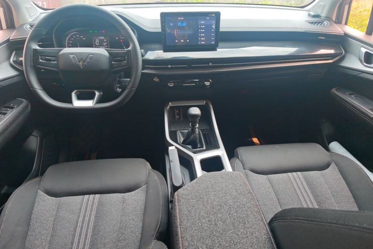 Used Wuling Jiachen 2022 1.5L Manual Enjoyment Elite Model Center Console